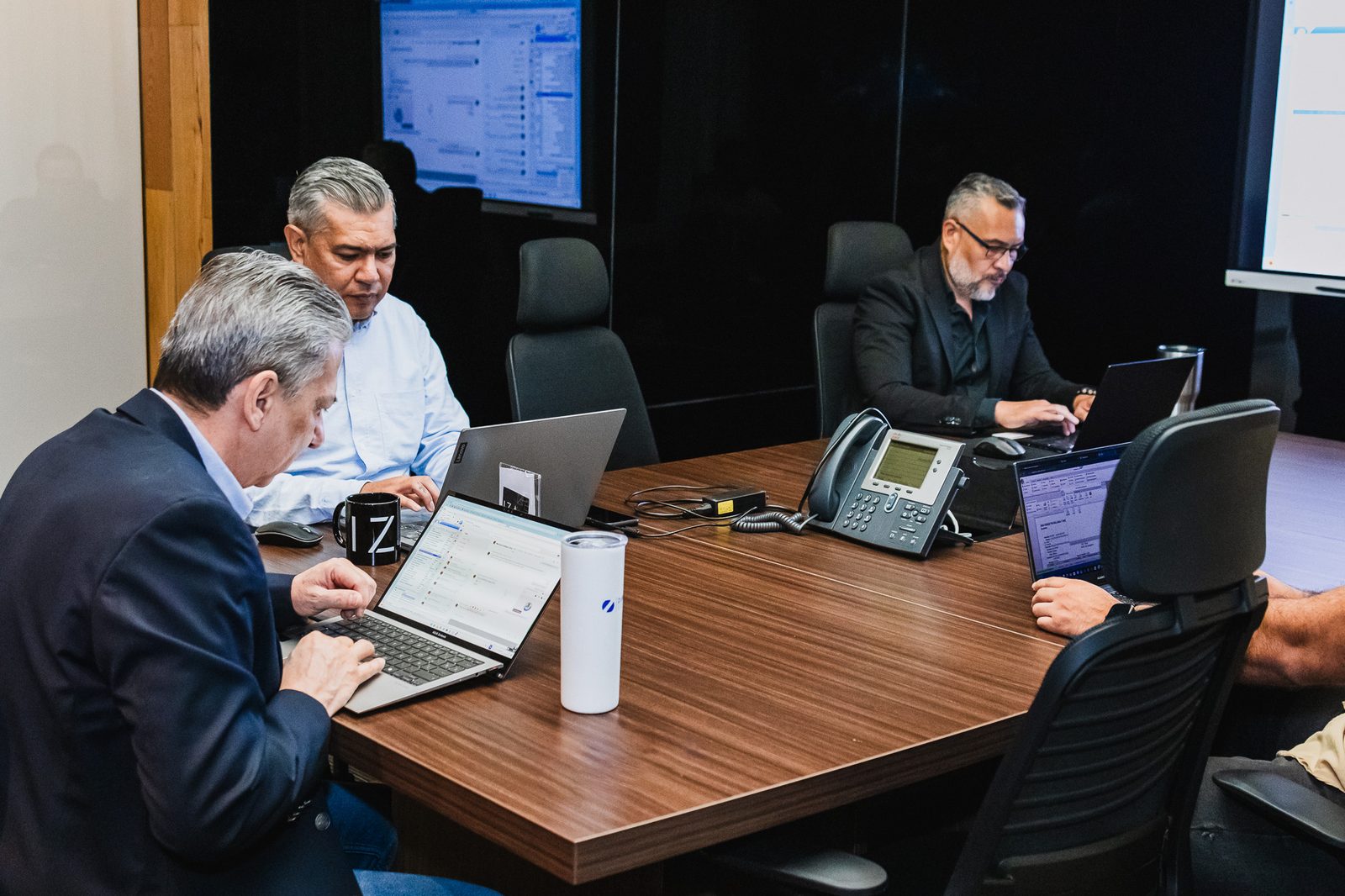 Equipo directivo de Zafirosoft ERP en junta de trabajo