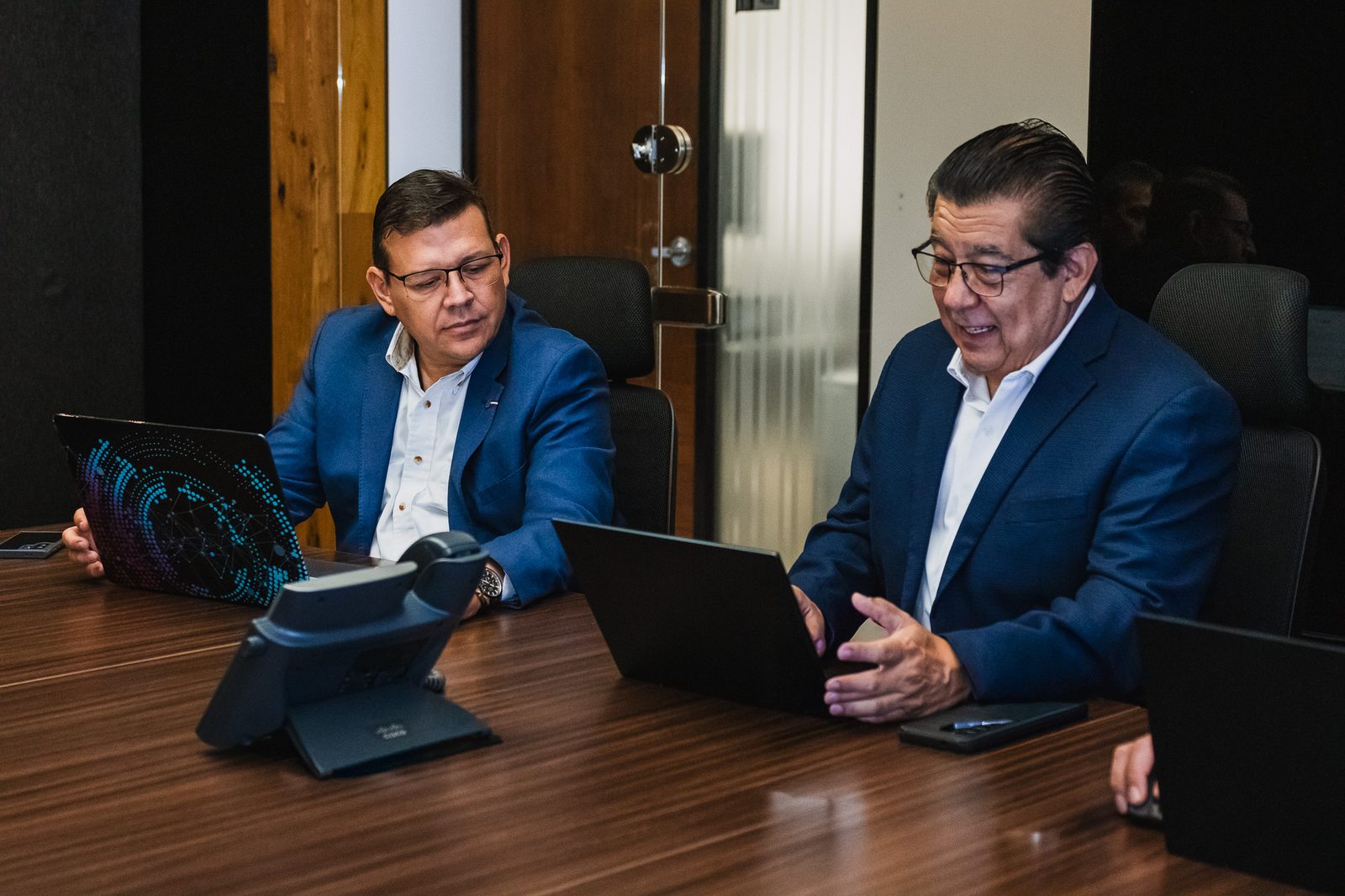 Dos integrantes del equipo de Zafirosoft ERP revisando el sistema